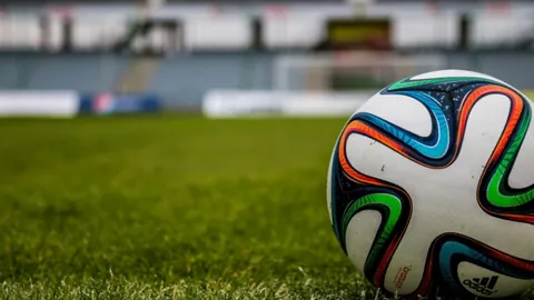 “激战正酣！省港杯首回合巅峰对决，香港与广东2-2握手言和，孙铭谦、姜至鹏双星闪耀！”